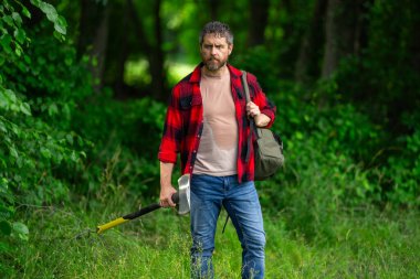 Ekose gömlekli oduncu doğa kökenli. Acımasız oduncu. Odun kesiyorum. Keskin bıçak. Vahşilik ve erkeklik. Sakallı oduncu. Oduncu tarzı. Baltalı adam. Sakallı adam, balta tut.