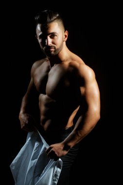 Esnek karın kasları ve güçlü vücudu olan İspanyol bir vücut geliştirici. Güçlü kasları olan baştan çıkarıcı erkek model. Çekici üstsüz adam. Kaslı vücutlu genç ve seksi bir adam. Seksi erkek model.