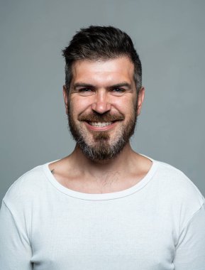 Mutlu adam suratı. Yakışıklı, gülümseyen genç adam..