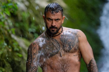 İyi sabahlar. İspanyol adam sabah uyandı. Güzel yüzlü bir adamın portresi. Sabah hijyeni. Erkekler için sabah rutini. Mutlu uyanın.