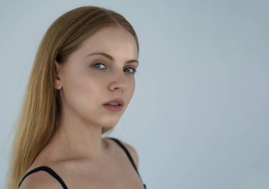 Kadınsı hassasiyet. Güzel, hassas bir kadın. Güzel bir modelin yakın portresi. Yumuşak yumuşak tenli, narin bir kızın portresi. Güzel, seksi model.