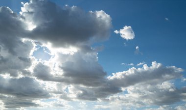 Mavi gökyüzünde bulut. Boş uzayı olan yumuşak, yumuşak bulutlar. Güzellik konumu hediye promosyon, yaz cenneti rüya gibi konsept. Yumuşak bulutları olan gerçek gökyüzü arkaplanı. Bulutlu Poster