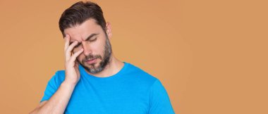 Endişeli ve endişeli bir adam. Stresli yalnız endişeli adam endişeli hissediyor. Endişeli Adam zihinsel sağlık sorunları, endişe, hayal kırıklığı ve duygusal stres yaşıyor. Stresli adam.