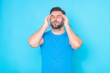 Stüdyonun izole edilmiş arka planında kafası karışmış düşünen bir adamın portresi. Düşünen adam, düşünceli yüz, düşünceli yüz. Şüpheli bir kavram. Ciddi ifade, şüphe ve seçim