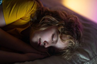 Çocuk yatakta uyuyor. Tatlı çocuk uyuyor. Çocuklar için yastık ve battaniye. Küçük çocuk uyuyor. Sevimli çocuk yatakta uyuyor. Çocuk karanlık odada uyuyor. Evdeki bir yatakta uyuyan çocuk