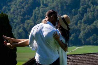 Seksi çift tutkuyla doğayı kucakladı. Şehvetli bir çift yazın şefkatle sarılır. Erkek ve kadın dağlarda tatilleri boyunca neşe içinde eğlendiler.