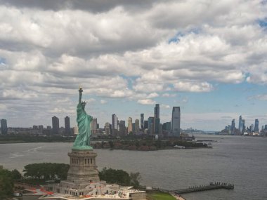 New York City, New York 'ta panoramik hava manzaralı Özgürlük Heykeli. New York Panorama üzerinde Özgürlük Anıtı. Özgürlük Anıtı 'yla New York şehrinin silüeti. Özgürlük Heykeli ve Manhattan