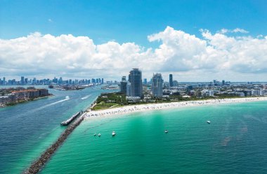 Miami Beach, South Beach, Florida, ABD. Miami Beach, Florida 'nın insansız hava aracı görüntüsü. Florida 'da lüks daireleri ve su yolu olan Miami Plajı.
