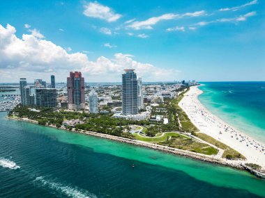 Florida, ABD 'den Miami Beach sahnesi. Miami sahili. Miami Plajı ve şehir manzarasının havadan görüntüsü. Miami sahilinin kıyı şeridi, hava manzaralı. Ünlü Amerikan simgeleri. ABD 'de yaz yolculuğu