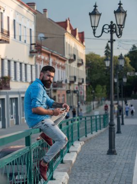 Genç, yakışıklı, sakallı hippi.