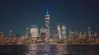 Manhattan 'ın güzel gökdelenleri gece, New York, ABD. Manhattan 'ın ortasındaki New York şehrinin gökyüzü manzarası. ABD, New York, New York, Manhattan. Amerikan gece şehri. Manhattan silüeti