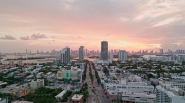Miami Beach 'in gündoğumunun hava görüntüsü, Florida. Miami 'nin gece insansız hava aracı çekimi. Miami Plajı, gökdelenlerin harika hava manzarası. Miami Beach, South Beach Panorama gece manzarası