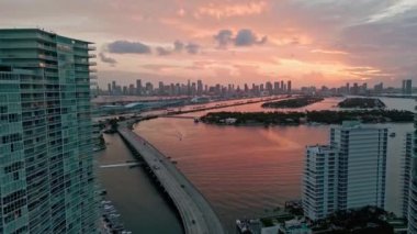 Geceleri güzel Miami Beach şehrinin hava manzarası. Şafakta Miami 'nin insansız hava aracı atışı. Miami Plajı, gün batımında gökdelenlerin muhteşem manzarası. Miami Sahili, Güney Sahili, Alacakaranlık manzarası