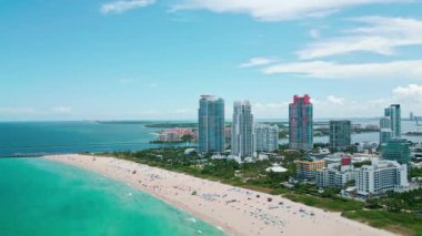 Miami Skyline hava görüntüsü. Gökdelenleri olan Miami şehri gökyüzü manzarası. Miami Peyzaj Skyline. Gökdelenler ve limanlar. Miami rıhtımı marinayla dolu.