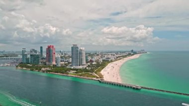 Miami Sahili 'nin havadan görüntüsü. Florida mı? ABD. Miami Sahili 'nin havadan görüntüsü. Miami şehrinin hava panoramik manzarası, binalar, marina, yatlar ve manzara