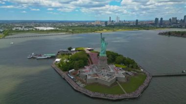 New York City, New York 'ta panoramik hava manzaralı Özgürlük Heykeli. New York Panorama üzerinde Özgürlük Anıtı. Özgürlük Anıtı 'yla New York şehrinin silüeti. Özgürlük Heykeli ve New York. Oylama ve