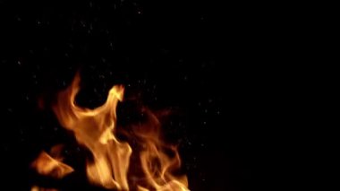 Yangın lambalarını yakın. Ateş alevi dokusu. Alevler arka planı kaplıyor. Yanan konsept. Fırın şöminesi. Şömine için kömür odunu ısıt. Ateş, yanan alev. Büyük yanan ateş.