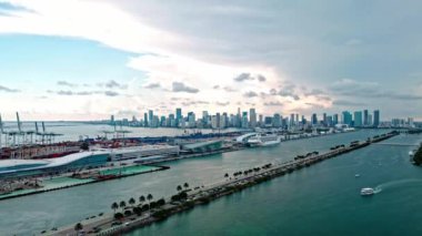 Miami Sahili 'nin havadan görünüşü, Güney Sahili. Miami Beach silueti. Miami şehir manzarası, hava manzarası. Miami kıyı şeridi, kıyı, okyanus kıyısı manzarası