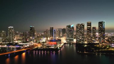 Miami Sahili, Güney Sahili. Miami Beach gece silueti. Miami şehir manzarası, hava manzarası. Miami kıyı şeridinin en üst manzarası, geceleri kıyı, okyanus kıyısında. ABD 'de lüks seyahat