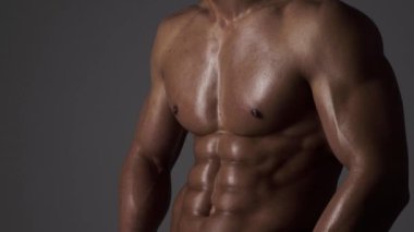 Altılı paket. Karın kasları, omuzları ve göğsü mükemmel. Abs 'ı kapat. Gövdeye yakın. Ab. Kaslı gövde ve yırtık karın kasları. Seksi kaslı erkek vücudu. Gövdesi çıplak bir adam karın kası gösteriyor.