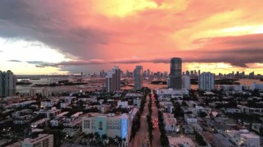 Miami Plajı, Güney Sahili, dramatik gökyüzü. Alacakaranlıkta Miami sahilinin insansız hava aracı atışı. Miami Sahili ve şehir manzarası. Miami sahil şeridi. Hava aracından çekilen gece.