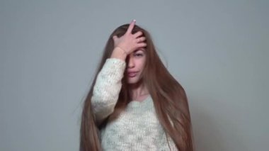 Doğal uzun saçlı güzel kadın. Çok uzun kahverengi saçlı. Uzun saçlı kadın uzun saçlarını sallıyor. Uçan Saçlı Kız. Saç stili olan güzel bir model portresi.