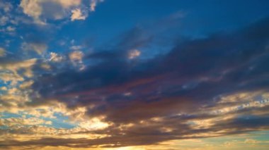 Sunrise Sky zaman ayarlı. Hareket eden bulutlar ve günbatımı. Bulutlar akşam boyunca yüzer. Alacakaranlık gökyüzü zaman aşımına uğradı. Dramatik gökyüzü hareket ediyor. Kümülüs ve sirrus fırtınada. Gün doğumu bulutları. Güneş ışınları