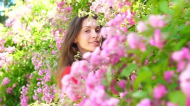 Baharda çiçek açan bahçede güzel, şehvetli, romantik bir kadın. İlkbahar kiraz çiçeği parkında güzel bir kadın. Çiçek açan bahar ağacının yanında genç bir kadın. Moda bahar görünümü