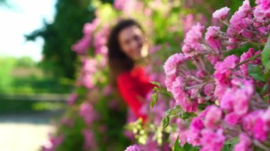 Çiçek parkında poz veren seksi kadın. Bahar çiçeğinin yanında tasasız seksi manken. Bahar parkında pembe çiçekli güzel bir kız. Bahar bahçesinde romantik bir model.