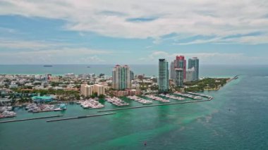 South Pointe Parkı 'nın havadan görünüşü. Miami Plajı. Florida mı? ABD. Miami sahilinde yaz tatili. Miami şehrinin havadan panoramik manzarası, binalar, marina, yatlar ve lüks daireler.