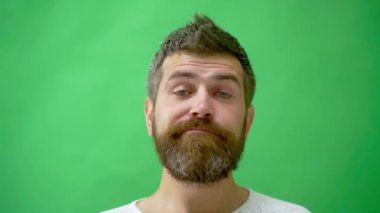 Erkek Yüzü Duyguları. Erkek Karakteri, Kırışık Kaşlar, Kızgın, Şok Olmuş Duygular İfadesi. Stüdyo, kafası karışmış sakallı bir adamın portresi. Şaşırdım, heyecanlandım.