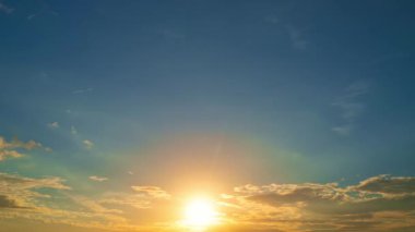 Güneş batarken gün batımı hızlanır ve bulutlar mavi ve turuncu dramatik gökyüzünde güneş ışınlarıyla birlikte. Gece Günbatımı Gökyüzü zaman ayarlı. Gün batımında hareket eden bulutlar. Akşam bulutları. Gün batımında gökyüzü zaman aşımına uğrar. Dramatik gökyüzü