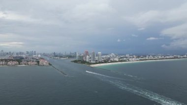 Miami plajı silueti. İHA 'dan Miami Plajı' nın tropik cennet manzarası. Miami South Beach Havacılık Panoraması. Florida 'da turizm merkezi oteller ve okyanus