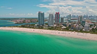 Miami Sahili, Güney Sahili. Miami Beach silueti. Miami şehir manzarası, hava manzarası. Miami kıyı şeridi, kıyı, okyanus kıyısının en üst manzarası. ABD 'de lüks seyahat. Okyanus turkuaz plajı