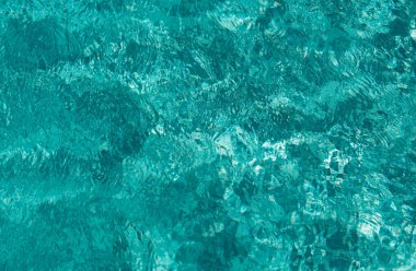 Soyut dalgalanma dalgası ve yüzme havuzunda berrak turkuaz su yüzeyi, arka plan ve soyut tasarım için mavi su dalgası