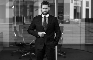 Modern ofisin önünde bir iş adamı portresi