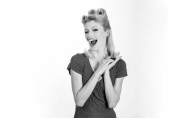 Güzel ve seksi sarışın bir kızın portresi. İzole edilmiş beyaz arka planda gülümseyen güzel bir poster kızı. Kadın portresini iğnele