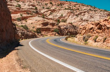 Yüksek kayalıklara karşı yol. Asfalt karayolu