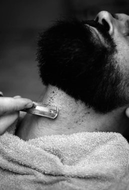 Kuaför makası ve ustura. Çok trendy ve şık. Şık adam sakal portresi. Saç stili ve saç stilisti. Styling sakal kesmek. Kuaför Dükkanı araçları boşaltmak eski ahşap zemin üzerine