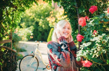 Hafta sonu aktivitesi. Aktif eğlence ve yaşam tarzı. Kız eğlence için bisiklete binmek. Sarışın parkta veya bahçede dinlenmek keyfini çıkarın. Bisikletli aktif kız. Hareket ve enerji. Çiçek açan bahçede bisikletli kadın.