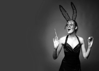 Mutlu Paskalya yumurtası. Paskalya gülümse. Kırmızı zemin üzerine seksi bunny tavşan. Paskalya tavşanı elbise