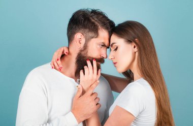 Birbirinizi öpün. Şefkat ve samimiyetin tadını çıkarın. Birbirine aşık romantik bir çift birbirine bakıyor. Şehvetli bir dokunuş. Tutkulu bir aşk. Mutlu çift eğleniyor.