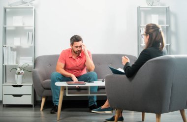 Psikologa taciz bağımlılığı sorunlarını anlatan bir adam. Sosyal Hizmetler Danışmanı