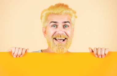 Beyaz tahtası olmayan bir adam. Boş, boş kağıt, metin için kopyalama alanı olan ilan panosu