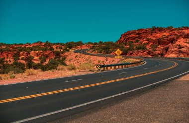 Asfalt karayolu ve gökyüzü günbatımı bulutları manzara. Çorak manzara, sonsuz düz.