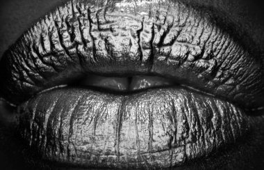 Parlak, lüks bir ağız. Altın makyaj. Renkli seksi dudaklar, altın sanat. Dudaklarında altın renginde makyaj