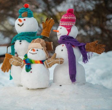 Yeni yıl afişi. Hediye duyguları. Noel tatillerinde indirimli indirimler. Yeni yıl hediyesi. Mutlu Noeller ve mutlu yıllar.
