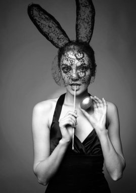 Avcılık yumurta. Paskalya gülümse. Kırmızı zemin üzerine seksi bunny tavşan. Paskalya tavşanı elbise