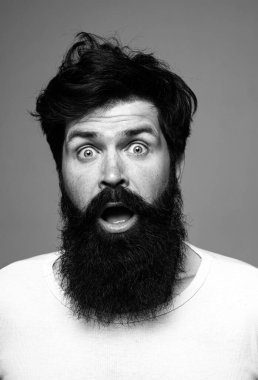 Şaşırmış yakışıklı adam. Şaşırmış erkek model, şaşırmış surat ifadesi, şaşırmış surat. Berber dükkanında uzun sakallı ve bıyıklı bir berber. Sakallı adam. Duygular insanlar konsepti