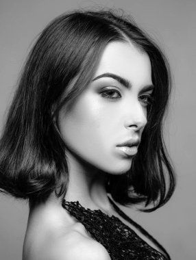 Mükemmel makyaj ile seksi kadın. Kadın güzellik visage kavramı. Makyaj yapma süreci. Sanat tasarımı, renkli makyaj